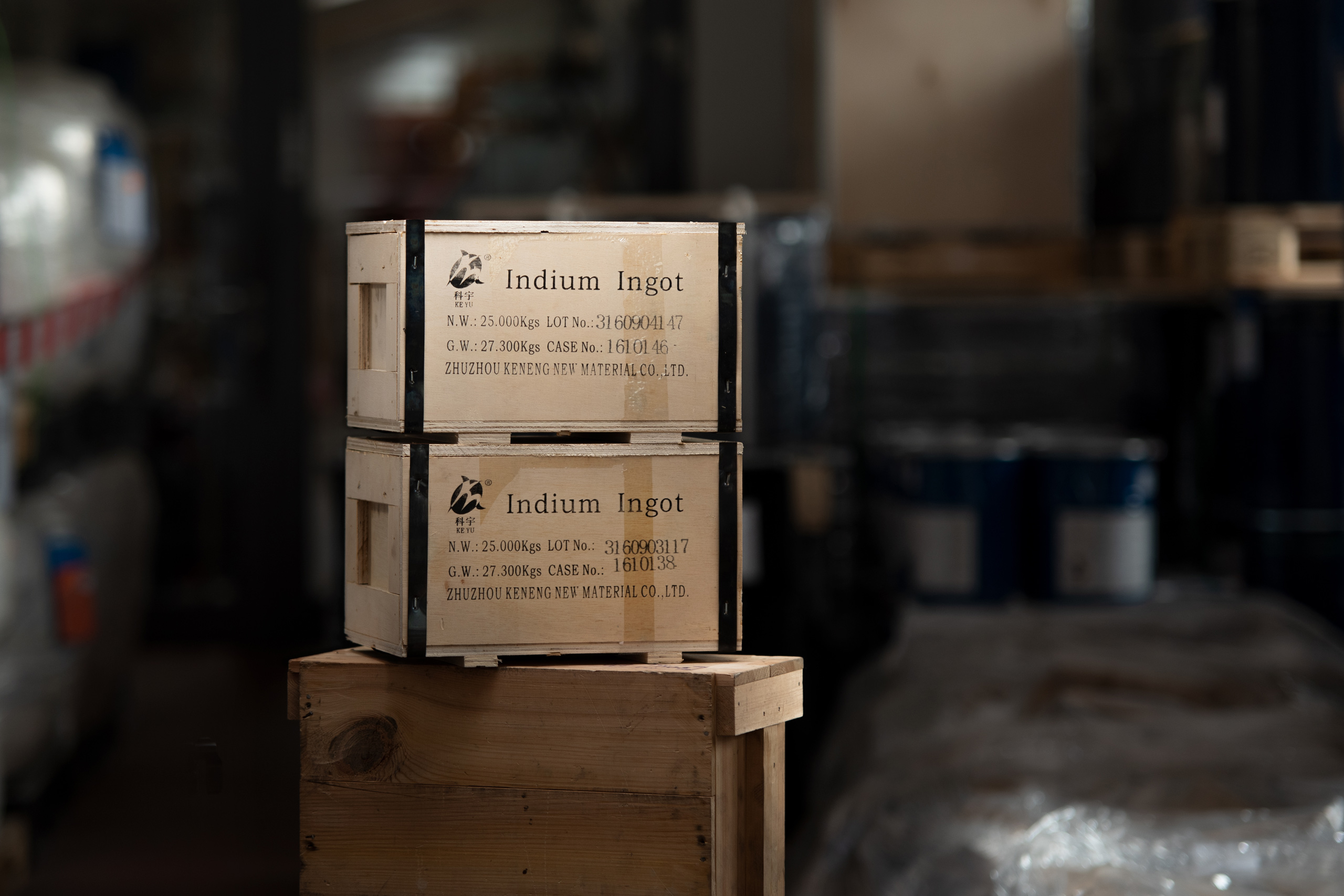 Kisten mit Indium im Hochsicherheitslager der TRADIUM GmbH in Frankfurt am Main