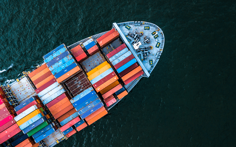 Voll beladenes Containerschiff auf dem Meer